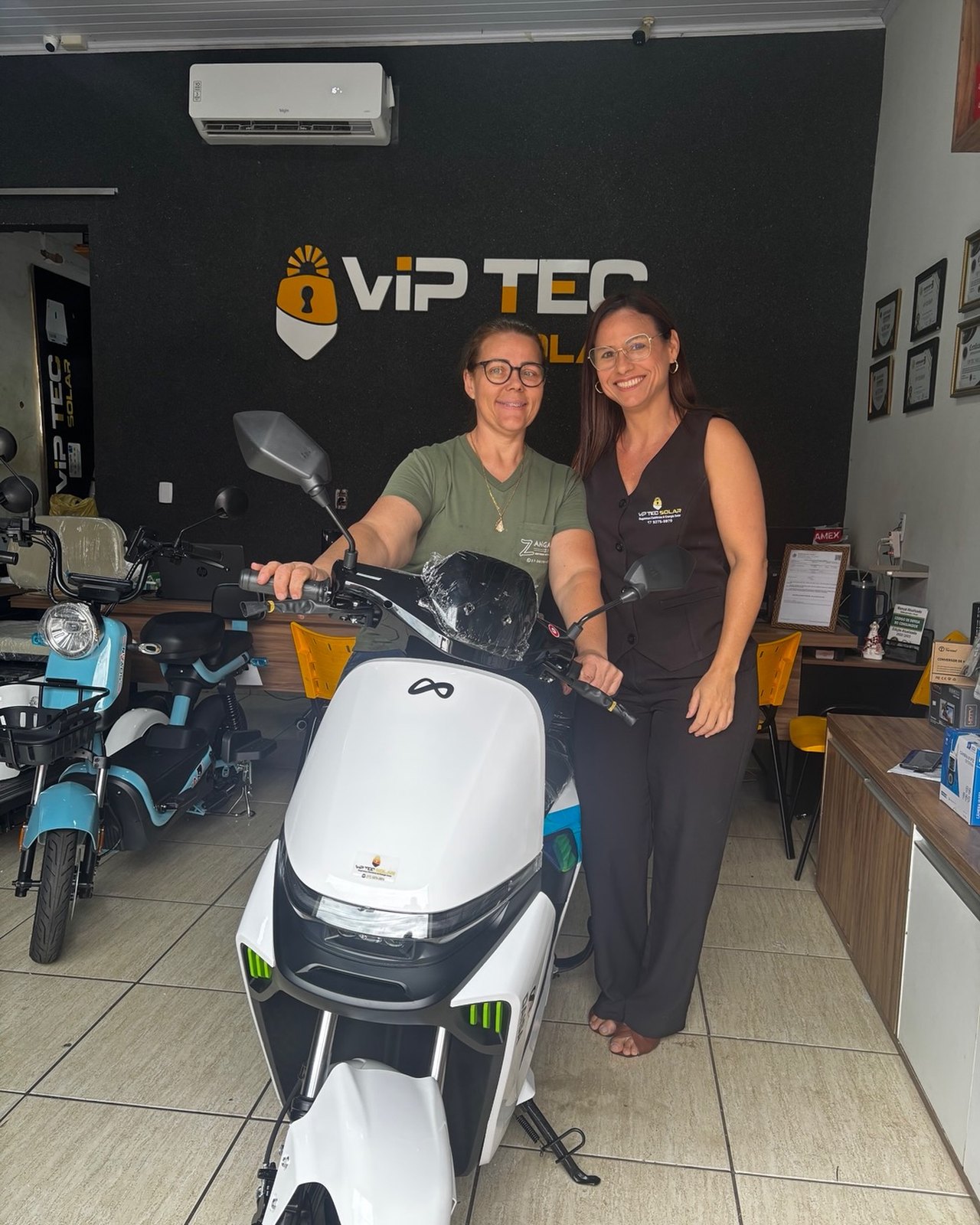 Entrega de scooter na loja