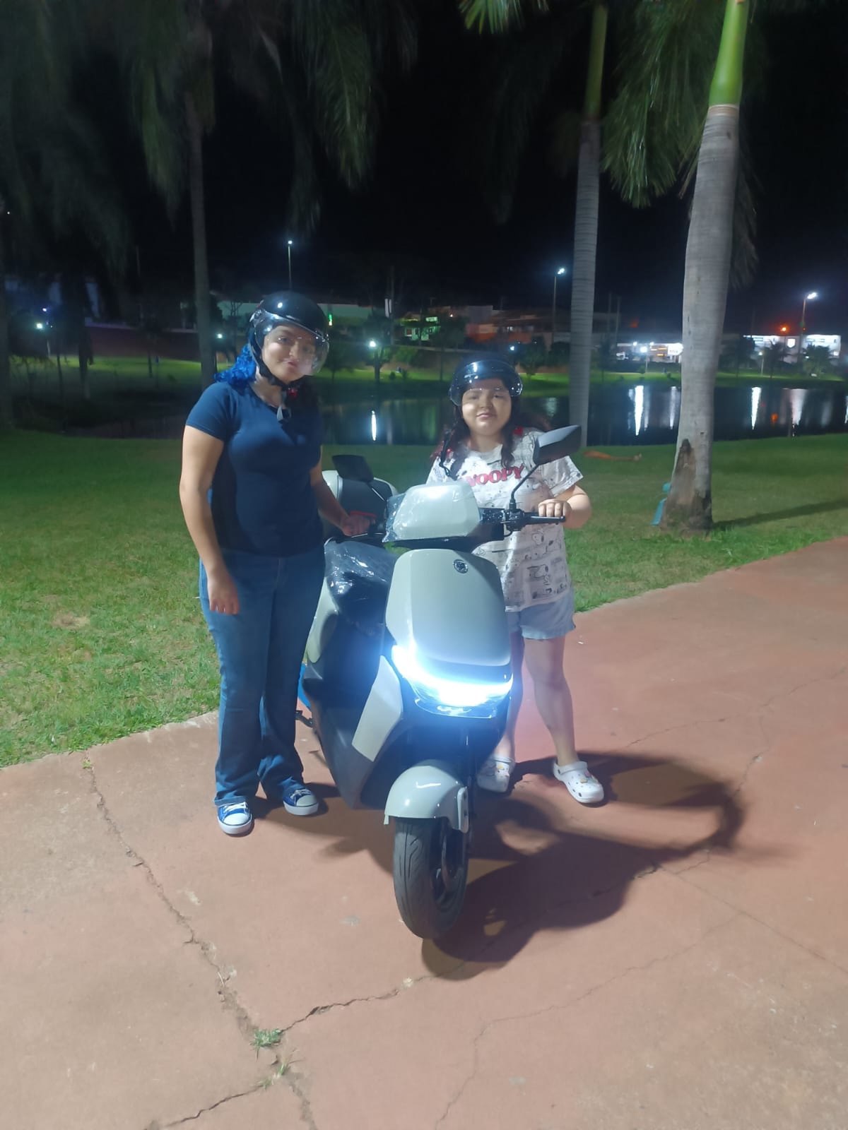 Entrega de scooter à noite