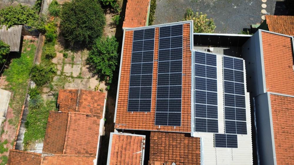 Vista aérea de residência com placas solares