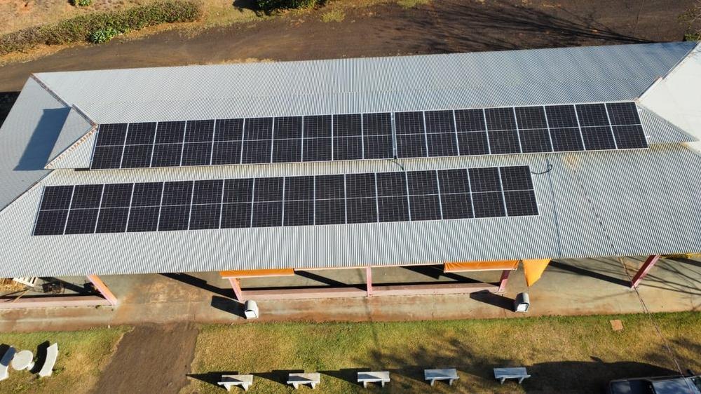 Galpão comercial com placas solares, vista de drone