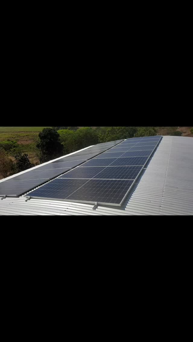 Telhado com placas solares, vista aérea