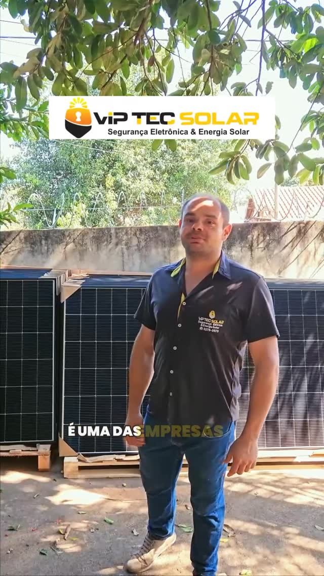 Vinicius Baldin com painéis solares