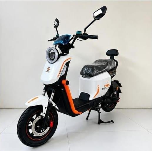 Scooter elétrica branca e laranja