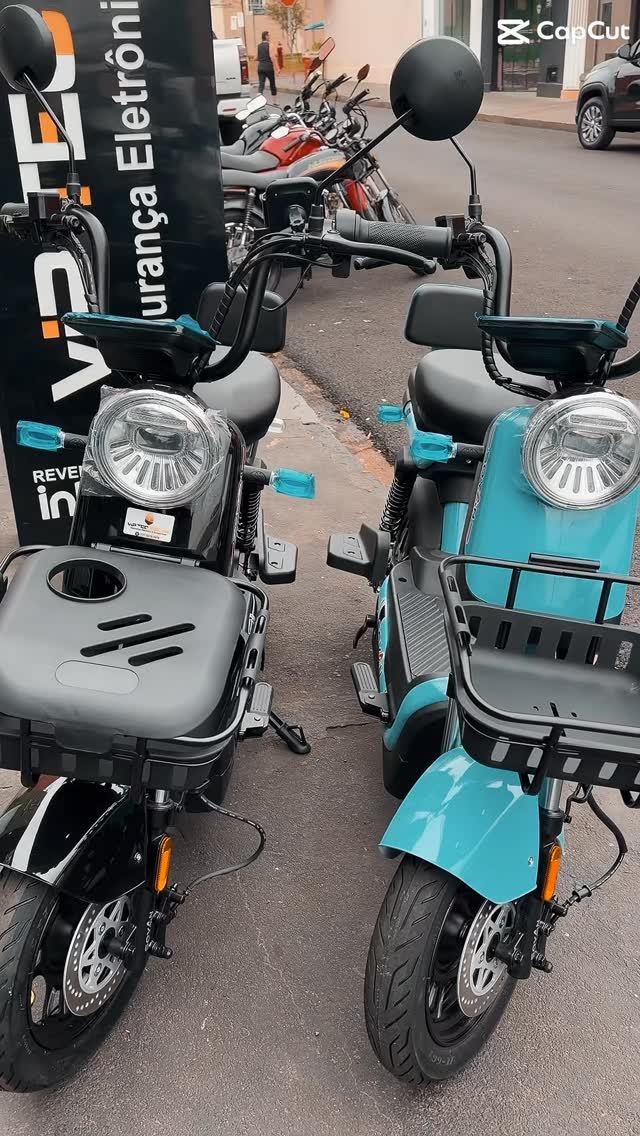 Scooters azul e cinza na loja