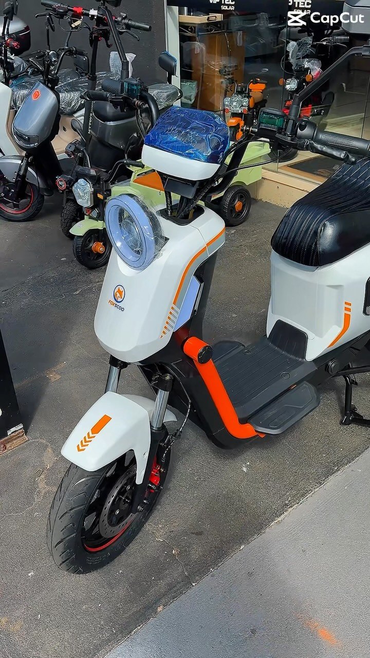 Scooter branca e laranja na loja