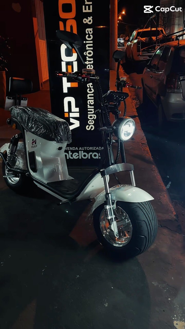 Harley X26 na loja à noite