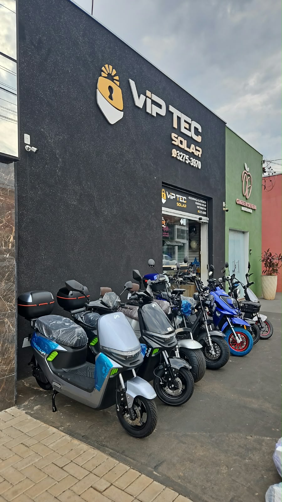 Fachada da loja VIP TEC Solar com scooters elétricas na frente