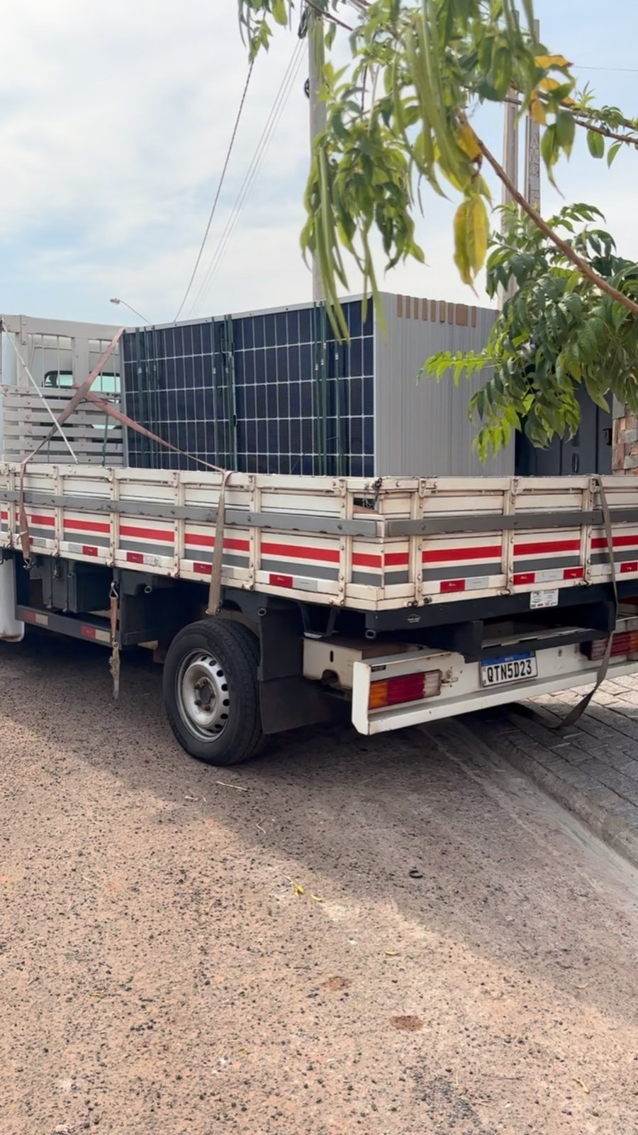Caminhão com painéis solares