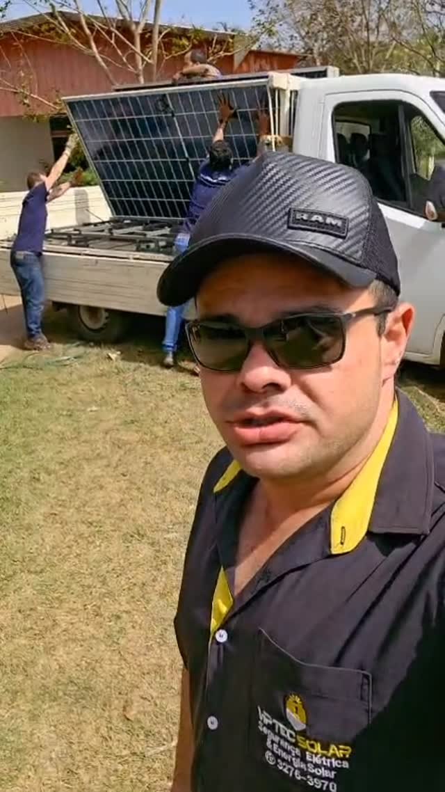 Vinicius carregando painéis