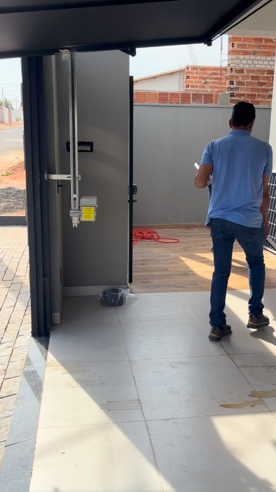 Técnico instalando quadro