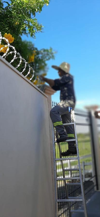 Técnico instalando cerca