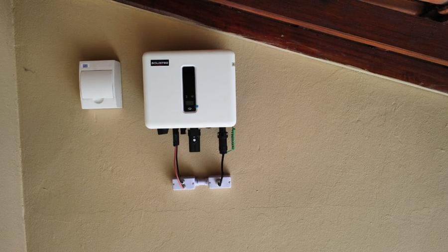 Inversor instalado e organizado